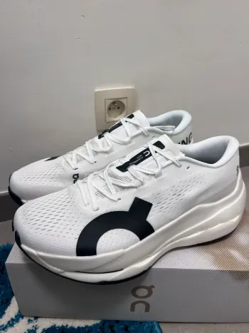 Used Lightweight ON Running Shoes bike — image 3 of 8
