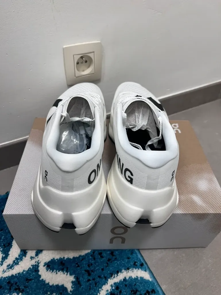 Used Lightweight ON Running Shoes bike — image 6 of 8