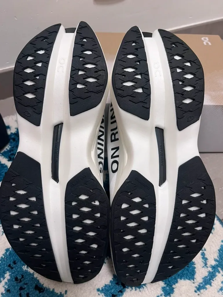 Used Lightweight ON Running Shoes bike — image 7 of 8