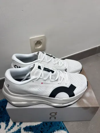 Used Lightweight ON Running Shoes bike — image 4 of 8