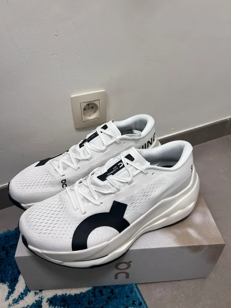Used Lightweight ON Running Shoes bike — image 2 of 8
