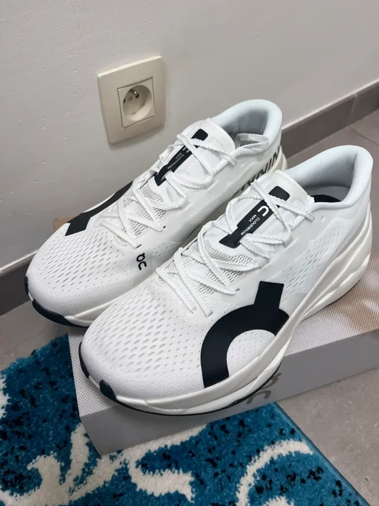 Used Lightweight ON Running Shoes bike — image 1 of 8