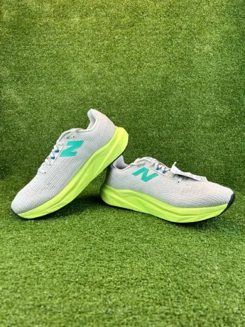 Used New Balance FuelCell Propel V5 bike — image 3 of 11