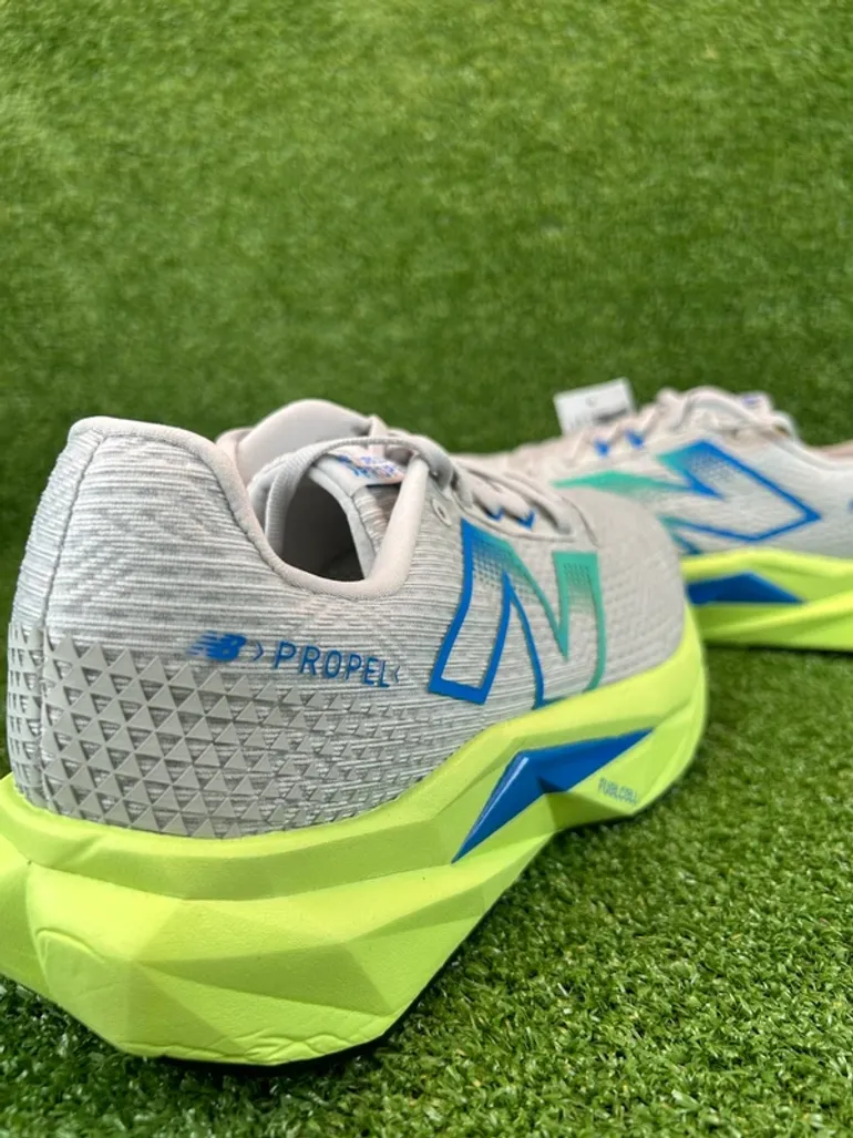 Used New Balance FuelCell Propel V5 bike — image 6 of 11
