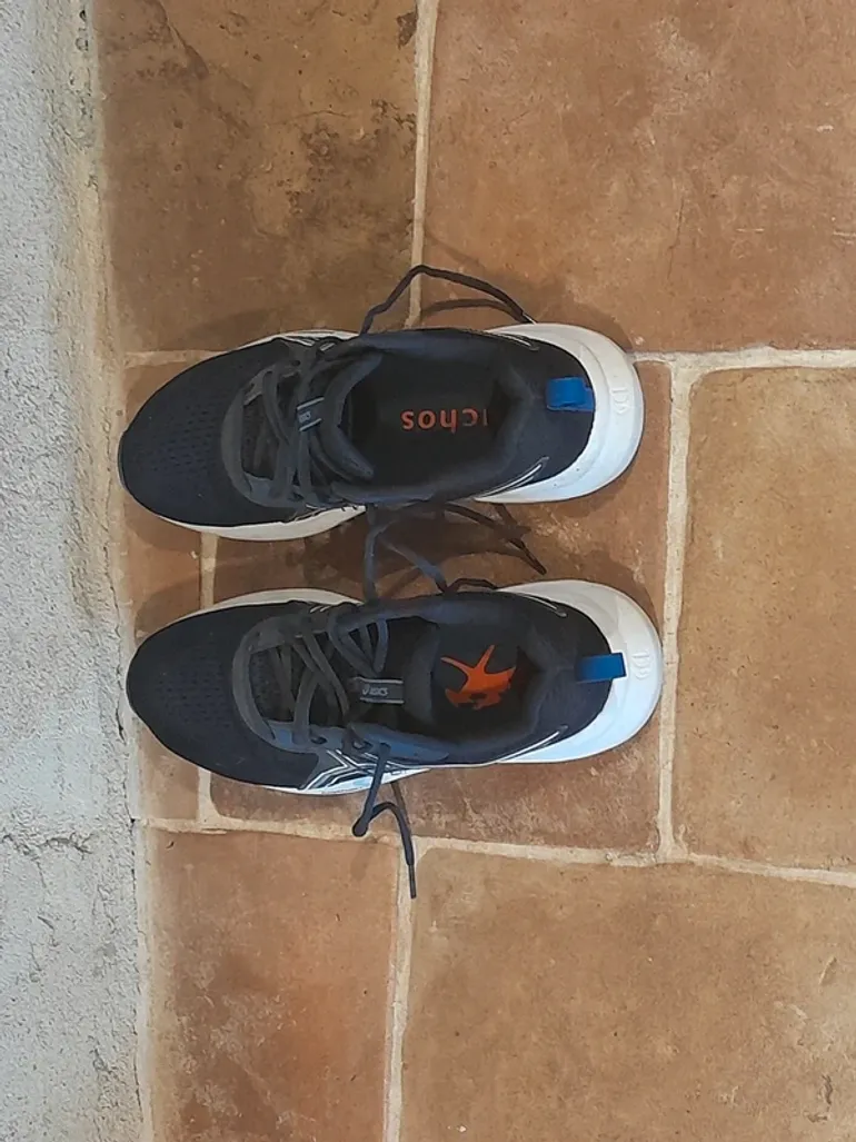 Used Asics Shoes Size 42.5 bike — image 1 of 3
