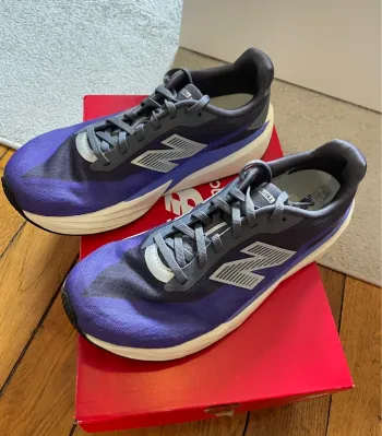 Used New Balance Fuelcell Rebel v5 bike — image 3 of 6
