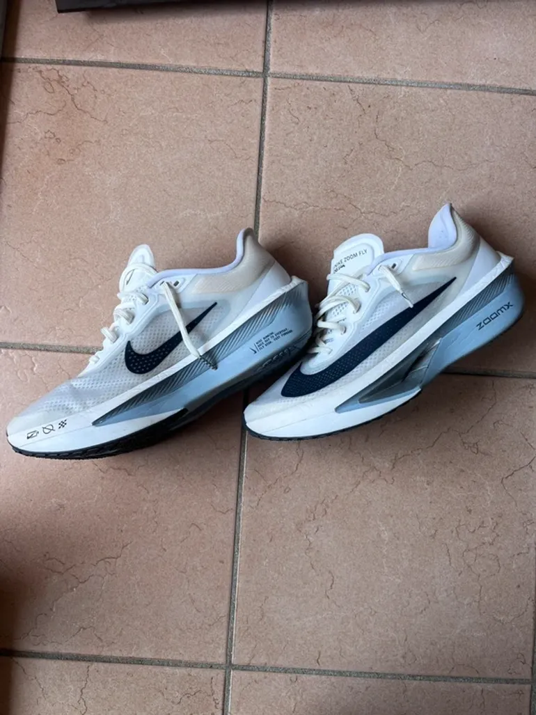 Used Nike Running Shoes bike — image 2 of 9