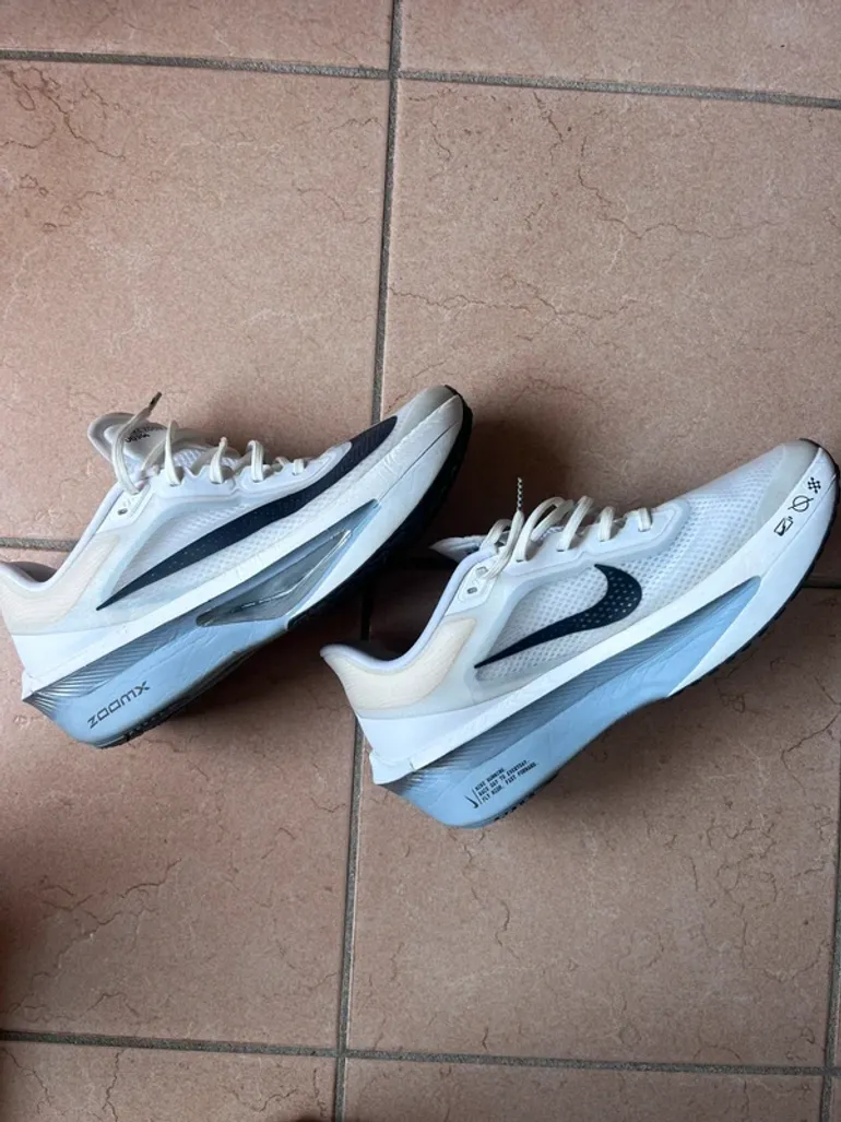 Used Nike Running Shoes bike — image 4 of 9