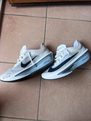 Used Nike Running Shoes bike — image 3 of 9