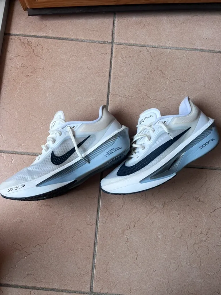 Used Nike Running Shoes bike — image 3 of 9