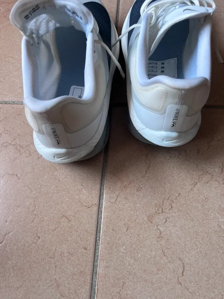 Used Nike Running Shoes bike — image 5 of 9