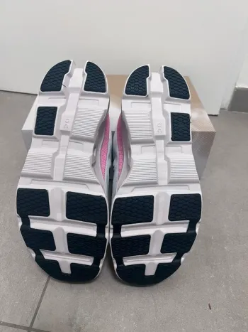 Used Lightweight On Running Shoes bike — image 4 of 5