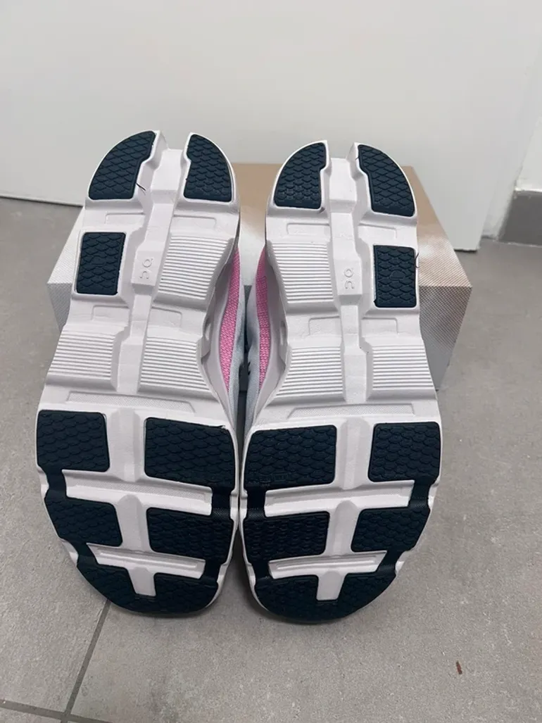Used Lightweight On Running Shoes bike — image 4 of 5