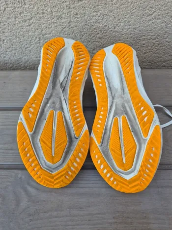Used Asics Novablast 5 bike — image 7 of 8