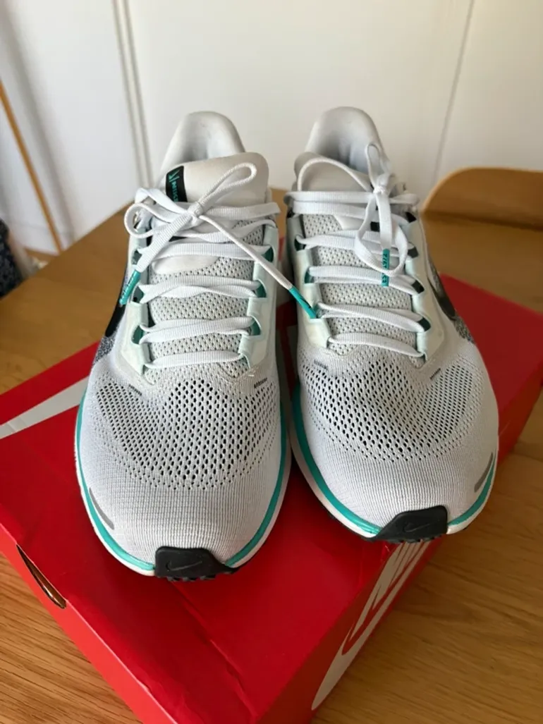 Used Nike sneakers size 42 bike — image 3 of 8