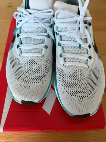 Used Nike sneakers size 42 bike — image 7 of 8