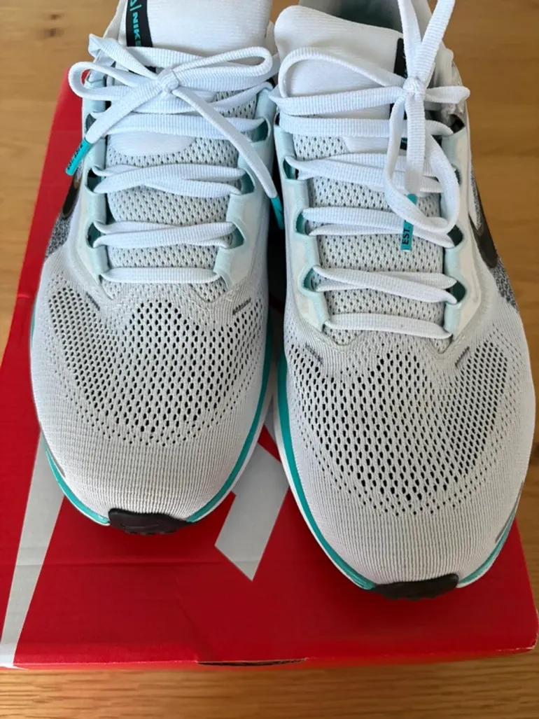 Used Nike sneakers size 42 bike — image 7 of 8