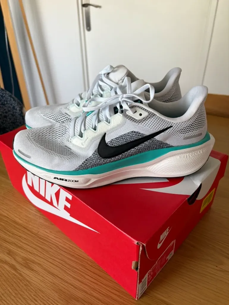 Used Nike sneakers size 42 bike — image 2 of 8