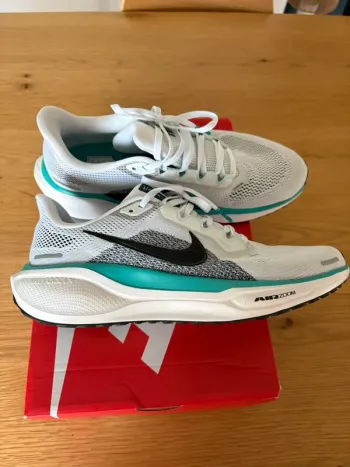 Used Nike sneakers size 42 bike — image 8 of 8
