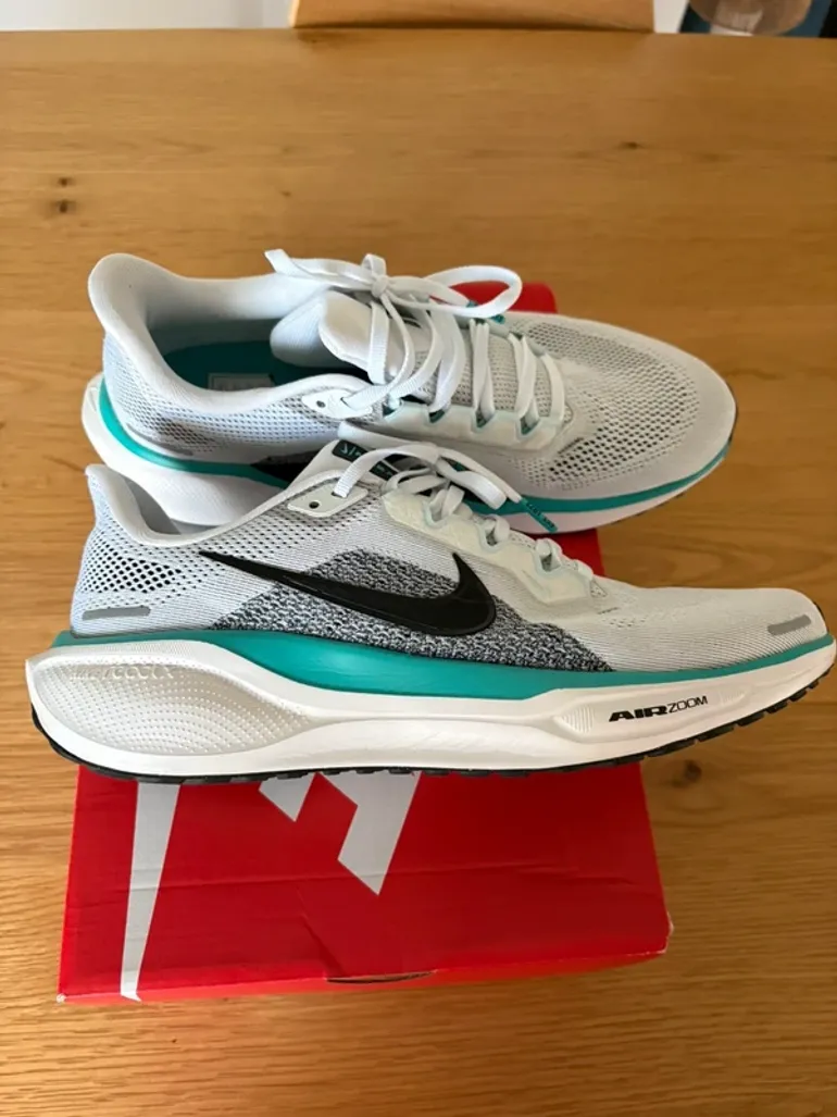 Used Nike sneakers size 42 bike — image 8 of 8