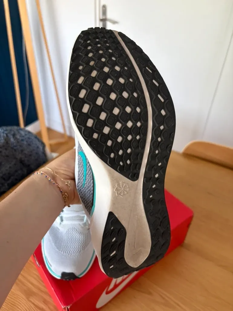 Used Nike sneakers size 42 bike — image 4 of 8