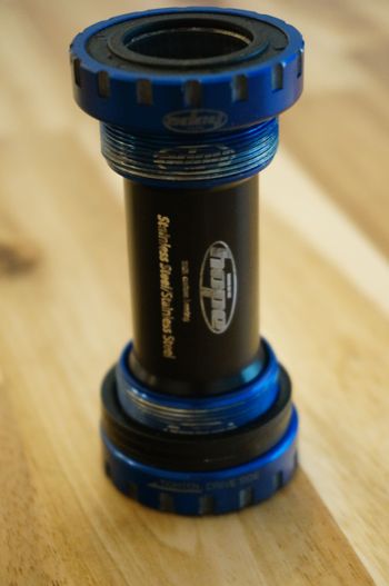 Used Hope BB Unit 68/73mm Blue bike — image 2 of 7