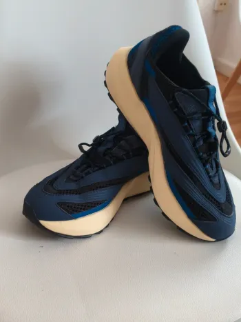 Käytetty Adidas Sneaker Dunkelblau/Schwarz Tracker-Style bike