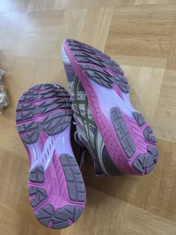 Used Asics Up There X Gel Terrain bike — image 4 of 7