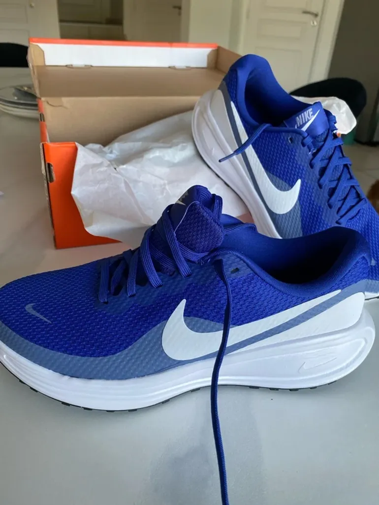 Used Nike Shoes Size 40 bike — image 1 of 9
