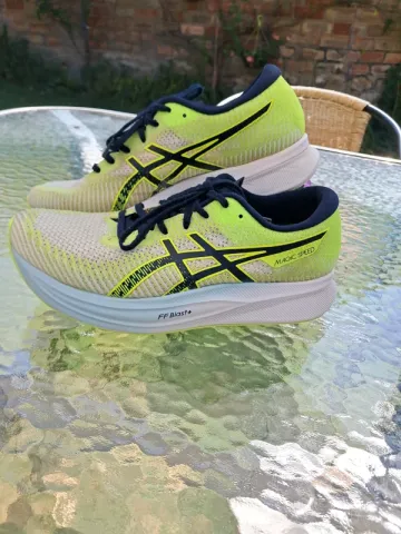 Używany Asics Magic Speed Running Shoes