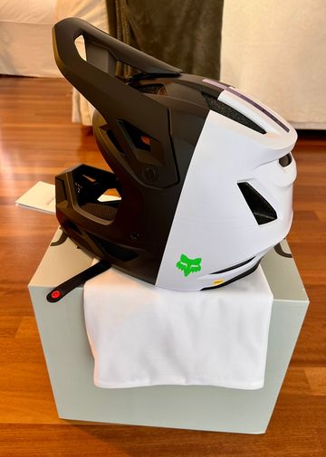 Used Fox Rampage Helmet 2025 bike — image 3 of 18