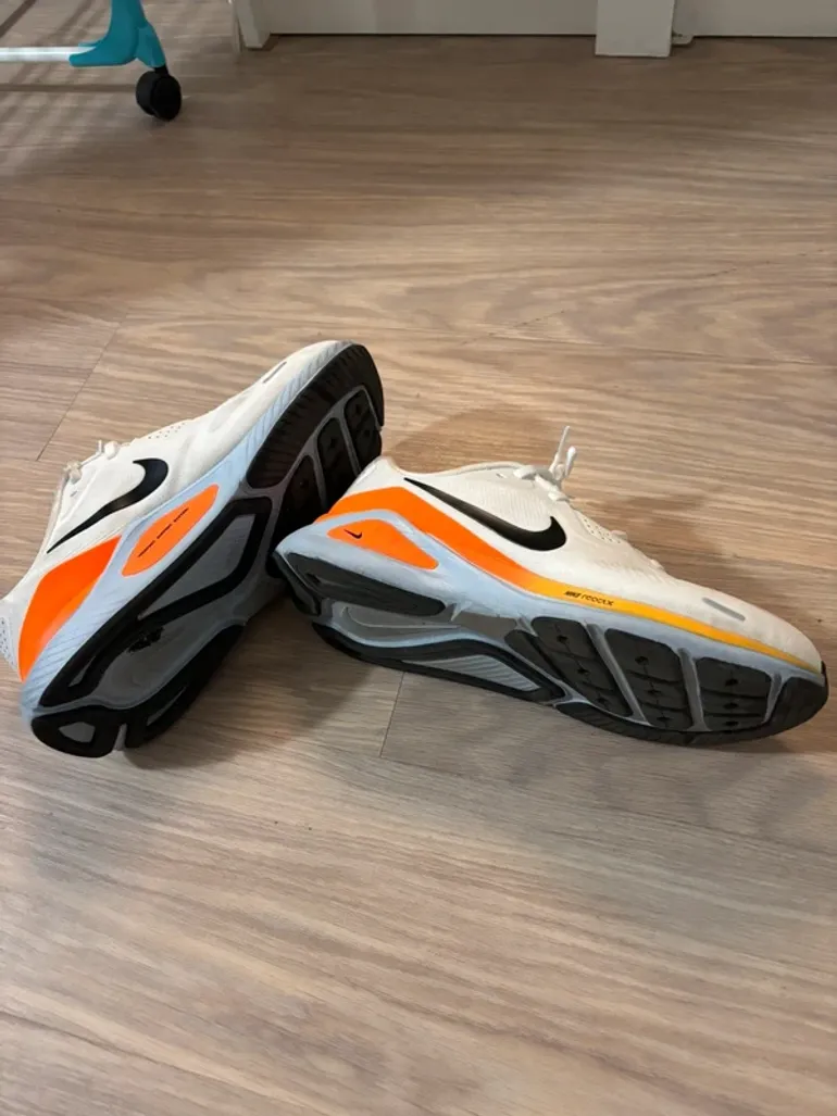 Used Nike Running Shoes bike — image 2 of 4
