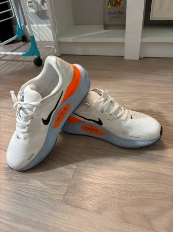 Used Nike Running Shoes bike — image 3 of 4