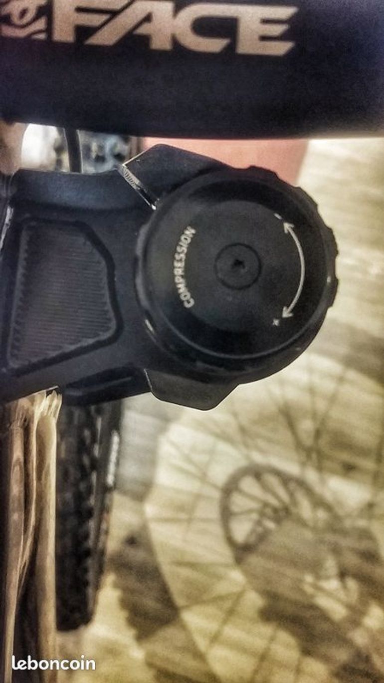 Used RockShox Boxxer Base D1 29" 200 mm 2025 bike — image 5 of 7