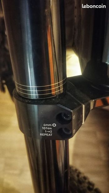 Used RockShox Boxxer Base D1 29" 200 mm 2025 bike — image 3 of 7