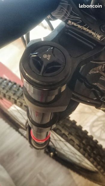 Used RockShox Boxxer Base D1 29" 200 mm 2025 bike — image 4 of 7