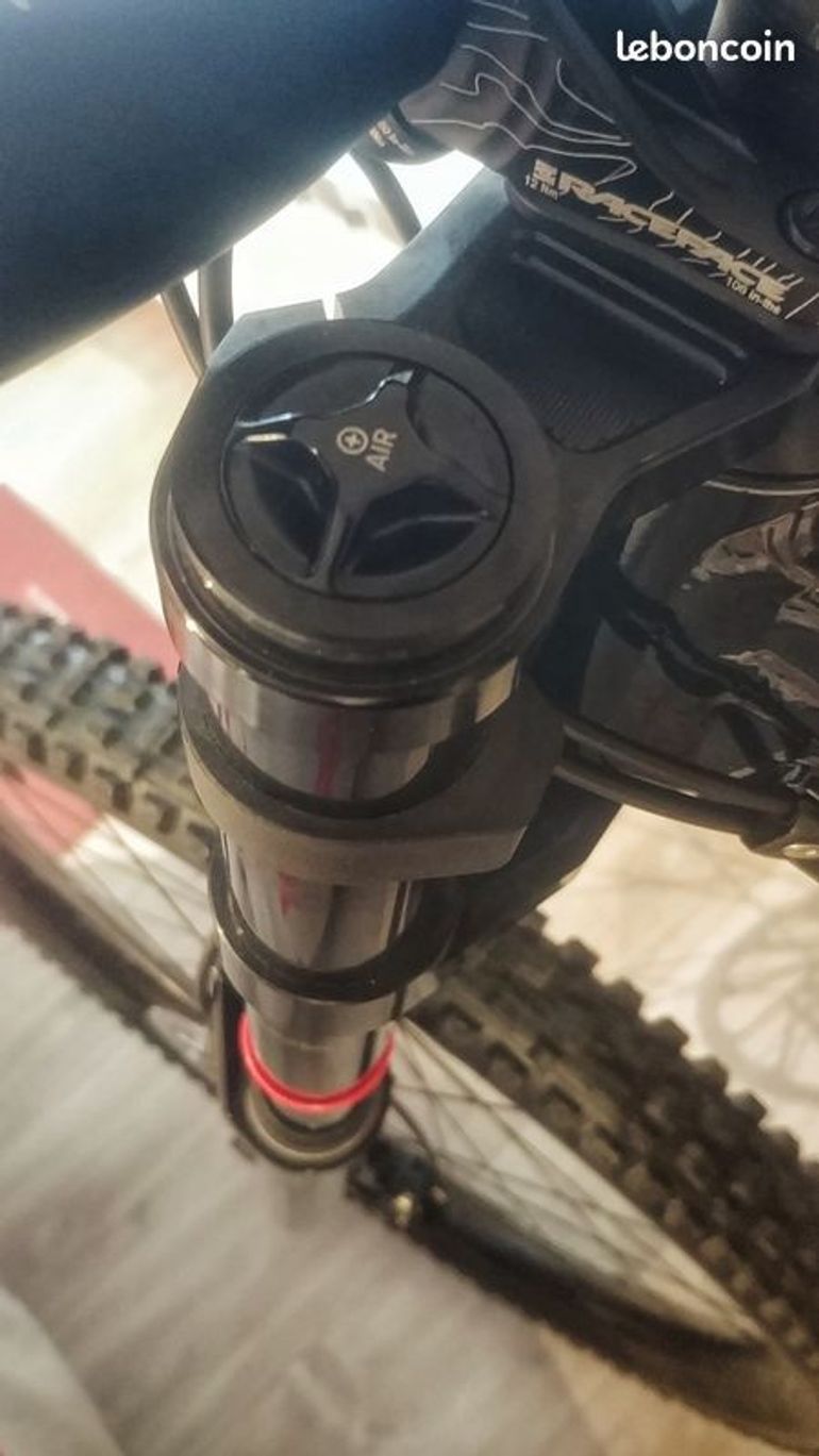 Used RockShox Boxxer Base D1 29" 200 mm 2025 bike — image 4 of 7