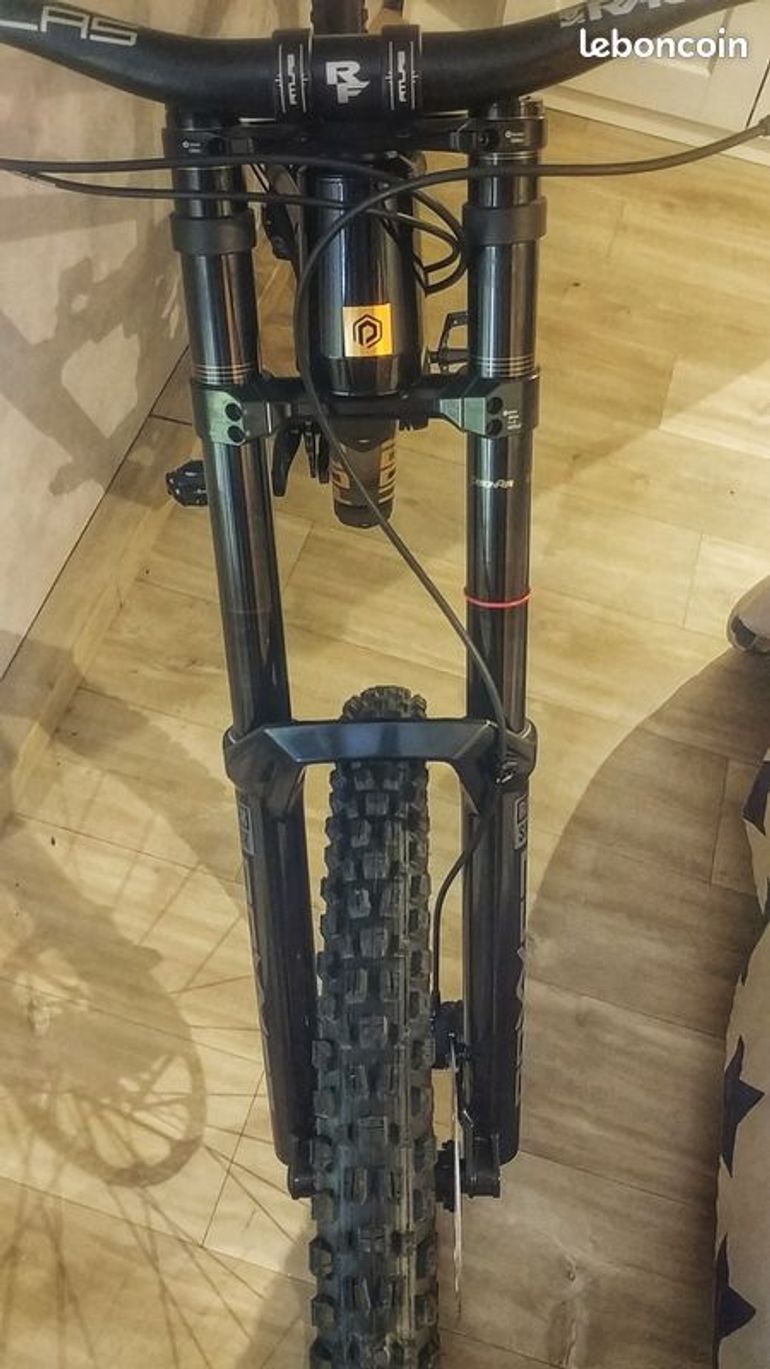 Used RockShox Boxxer Base D1 29" 200 mm 2025 bike — image 1 of 7