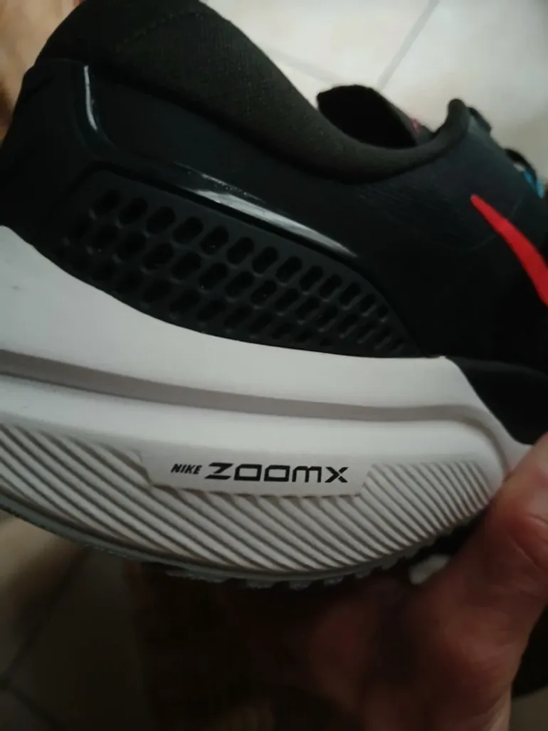 Used Nike Air Zoom Vomero 15 bike — image 4 of 10