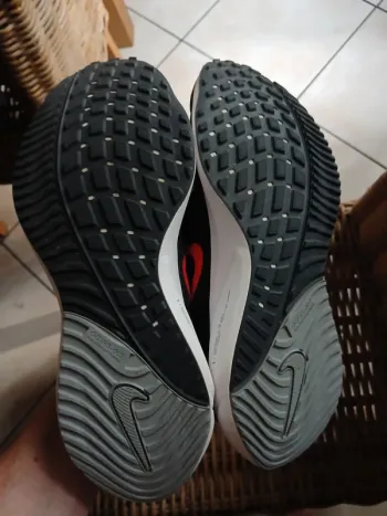 Used Nike Air Zoom Vomero 15 bike — image 10 of 10