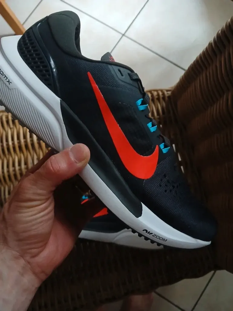 Used Nike Air Zoom Vomero 15 bike — image 2 of 10