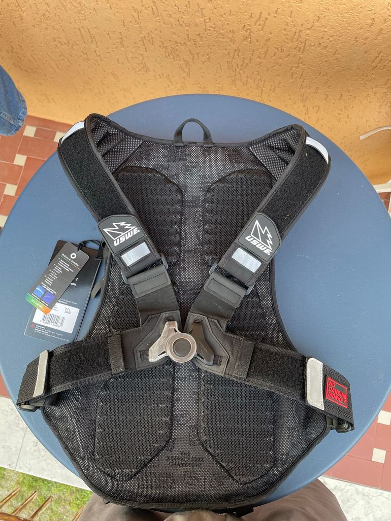 Used USWE Hydro 12 Hydration Backpack bike — image 2 of 7