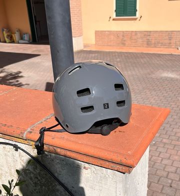 Used Decathlon Oxelo Helmet bike — image 3 of 8