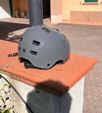 Used Decathlon Oxelo Helmet bike — image 4 of 8