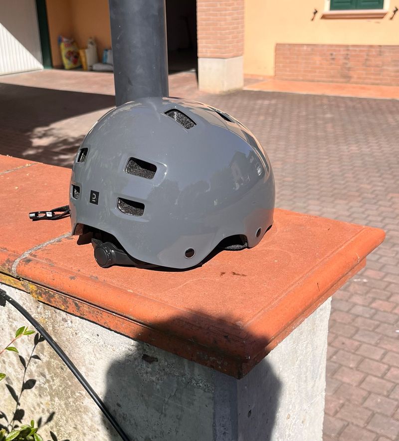Used Decathlon Oxelo Helmet bike — image 4 of 8