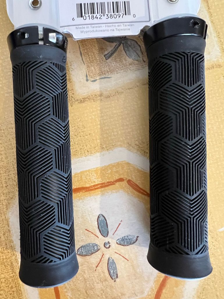 Used Bontrager XR Trail Élite Grip 2025 bike — image 4 of 6