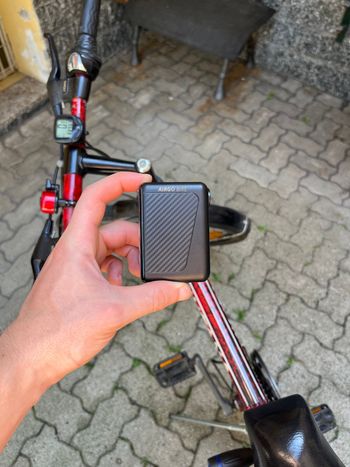 Käytetty AirgoBike Mini Pompa Elettrica Tascabile Compressore per Bici, Auto, Moto FINO A 9 BAR (120psi) bike — kuva 16 / 17
