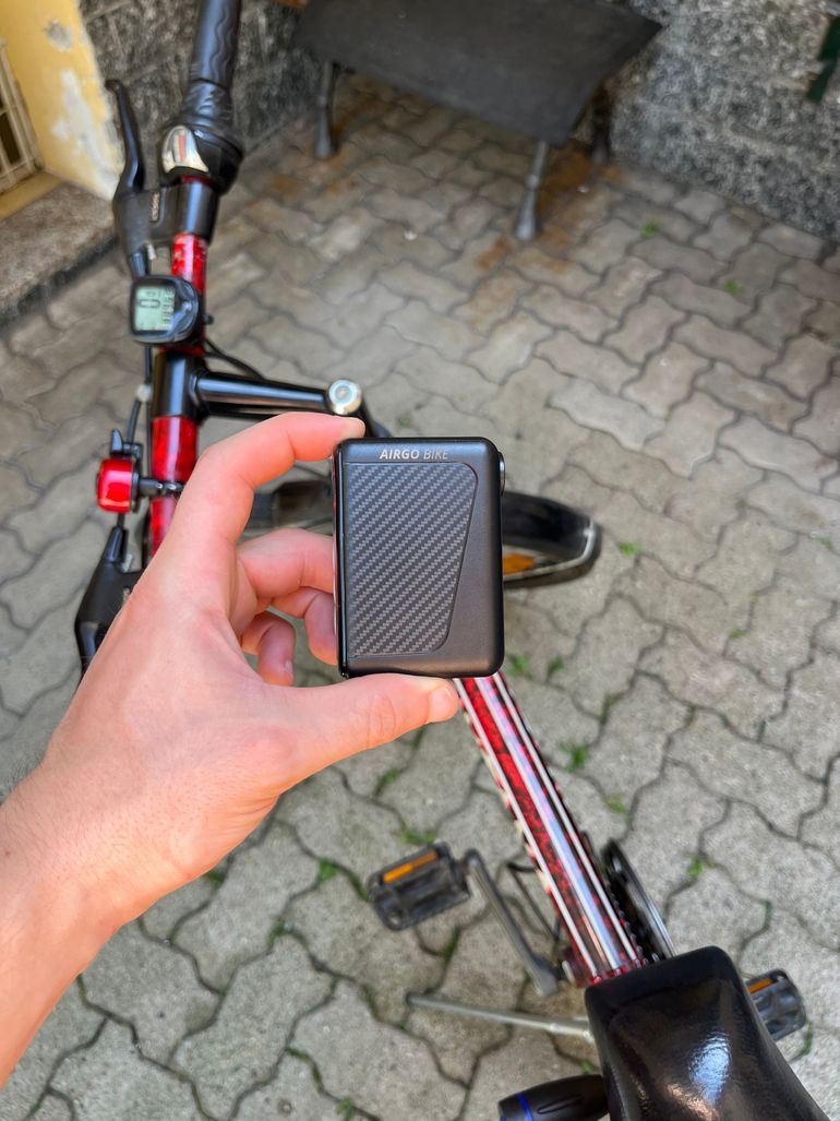 Käytetty AirgoBike Mini Pompa Elettrica Tascabile Compressore per Bici, Auto, Moto FINO A 9 BAR (120psi) bike — kuva 16 / 17