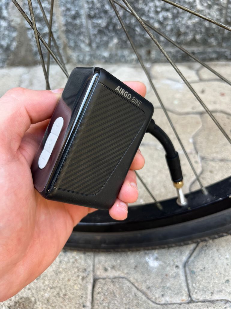 Käytetty AirgoBike Mini Pompa Elettrica Tascabile Compressore per Bici, Auto, Moto FINO A 9 BAR (120psi) bike — kuva 2 / 17