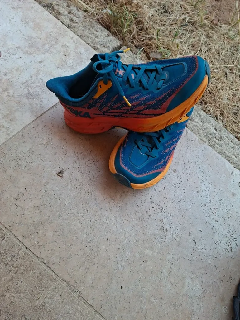 Used Hoka Trailrunning Shoes bike — image 2 of 5